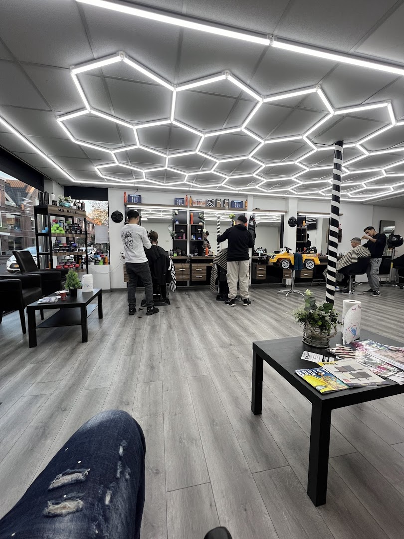 Interieur van Hairstyling de Prins met hexagon-verlichting